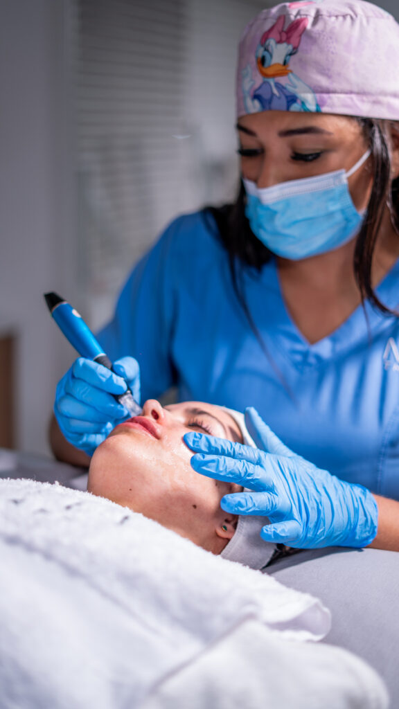 Aplicación de dermapen en Nüwa Therapy, Cali