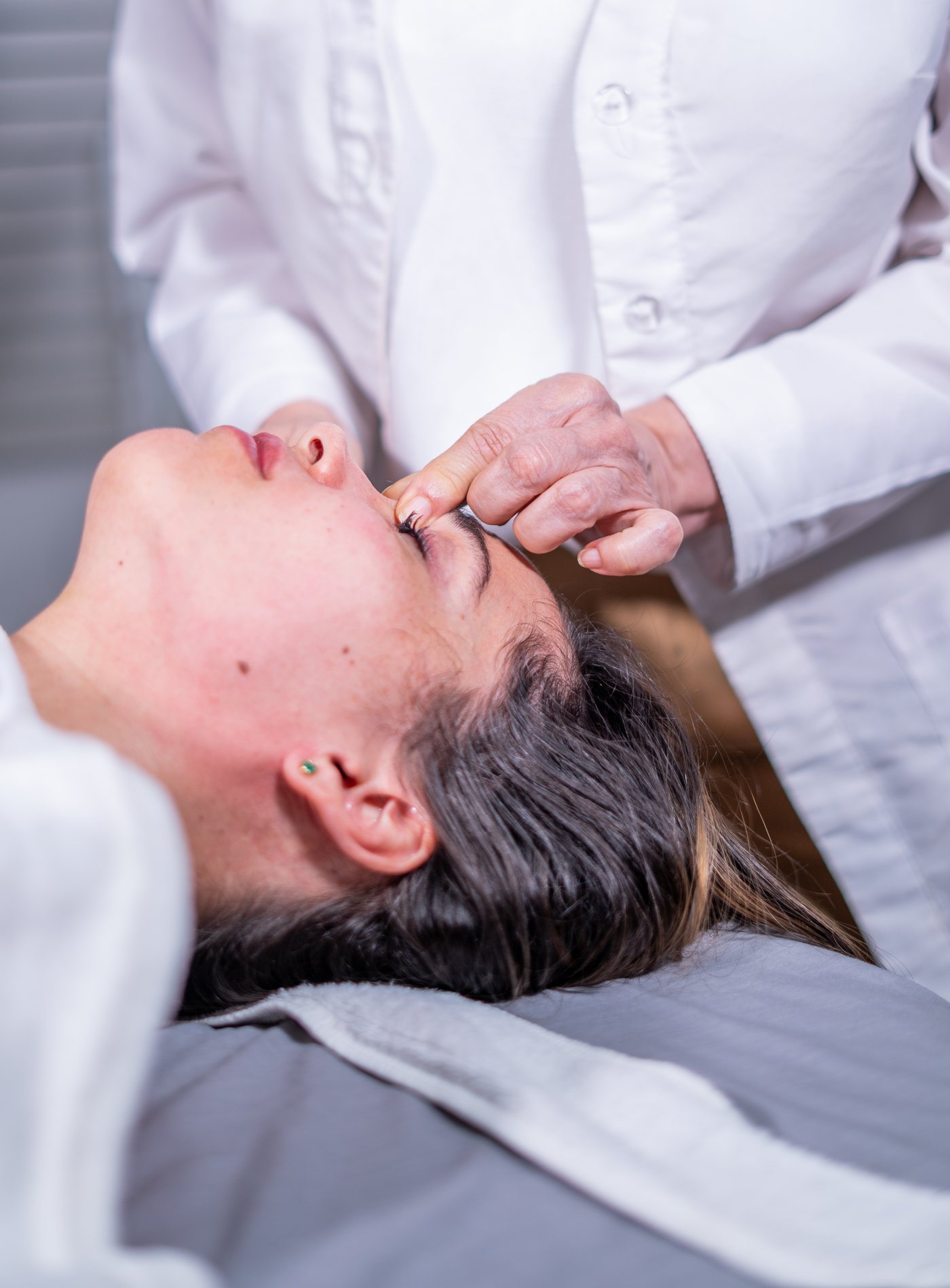 Esperanza Ramos realizando lifting facial manual en Nüwa Therapy, Cali